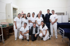 Autoridades junto a estudiantes de la carrera de enfermería